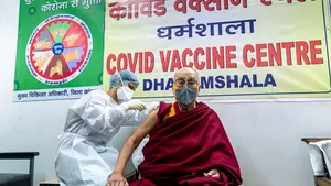 Dalai Lama s-a vaccinat. „Este de foarte mare ajutor”