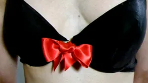 Cadou de Valentine's: sutienul care se deschide când baţi din palme - VIDEO