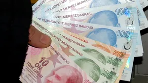 Lira turcească îşi continuă căderea