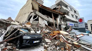 Cutremur Turcia-Siria / Bilanţul deceselor a depăşit 1500 / Salvatorii lucrează printre dărâmăturile clădirilor prăbuşite pentru a găsi supravieţuitori