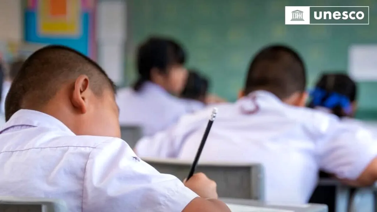 UNESCO avertizează: 113 țări cheltuiesc mai mult pentru datorii decât pentru educație. Ajutorul internațional riscă să scadă cu 30%