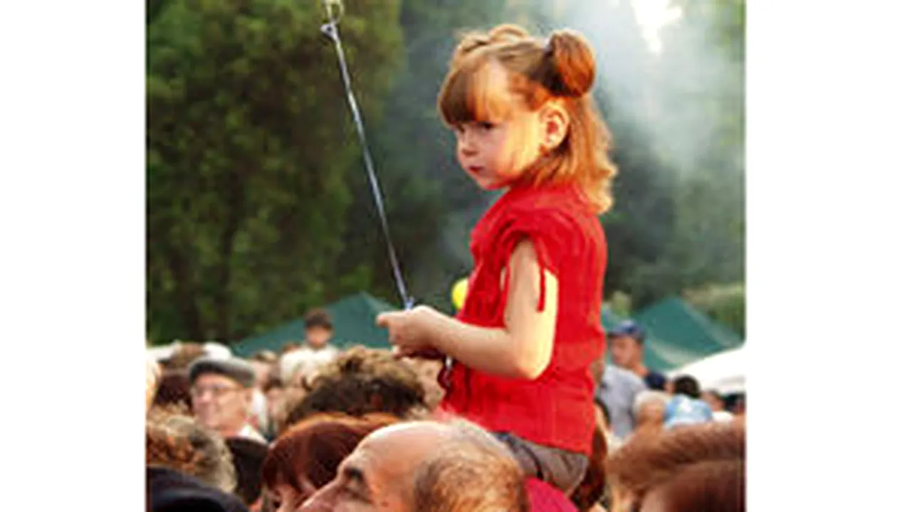 Romanian MPs Pass Law On Father’s, Mother’s Days