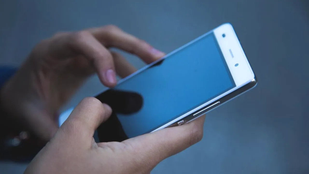 Utilizarea telefoanelor mobile, interzisă pe timpul vacanței școlare în mai multe zone de agrement