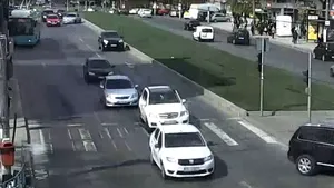 Cascadorie pe o stradă din Galaţi: O maşină „zboară” peste un scuar, din cauza vitezei excesive 