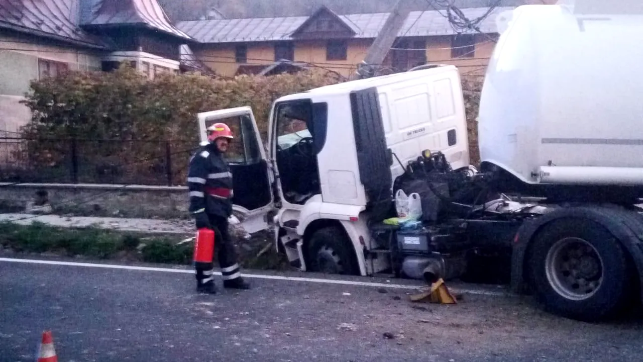 Accident pe DN1: O cisternă cu zeci de tone de combustibil a lovit un stâlp de electricitate - FOTO