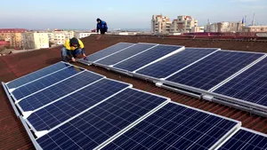 Ajutor pentru românii care au unităţi de producere a energiei electrice din surse regenerabile