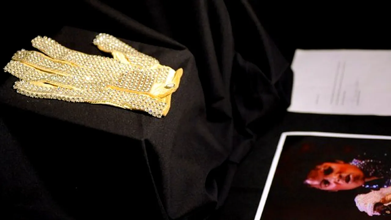 Mocasini purtaţi de Michael Jackson, evaluaţi la 50.000 de dolari, scoşi la licitaţie