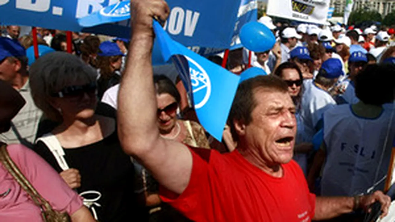 Over One Thousand Romanian Unionists Protest In Front Of Parliament