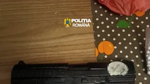 Persoană bănuită că deținea două pistoale fără drept. Polițiștii au făcut percheziții în două orașe
