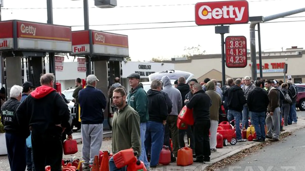 Benzinăriile din New York, asaltate de şoferi. Uraganul Sandy vine cu o nouă problemă: criza benzinei