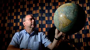 Medicul care s-a luptat cu HIV şi Ebola şi a avut COVID 19. ”E greşit să blocăm libera circulaţie. Va trebui să trăim cu el” 