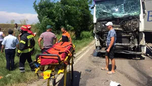 Circulaţie îngreunată pe DE70, judeţul Teleorman, în urma unui accident între două maşini şi un TIR