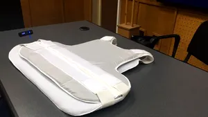 S-a prezentat la spital purtând o vestă antiglonţ. Care este motivul 