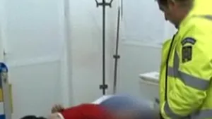 Un şofer beat a avariat trei maşini, apoi i-a rupt pantalonii şi epoleţii unui poliţist - VIDEO