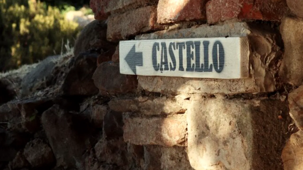 Castelul alb de pe dealurile Siciliei care i-a cucerit pe turiști. Ce ascunde dincolo de zidurile sale