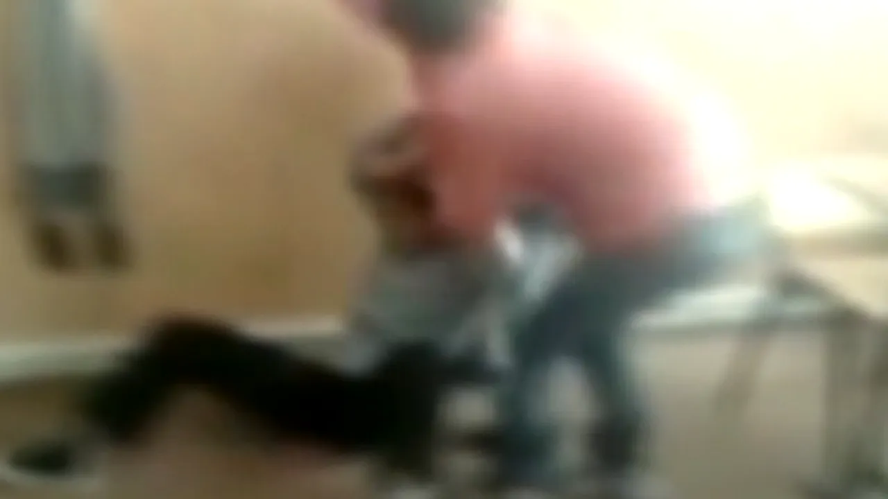 Imagini violente într-o şcoală din Râmnicu Vâlcea: O elevă este bătută de o colegă de clasă - VIDEO