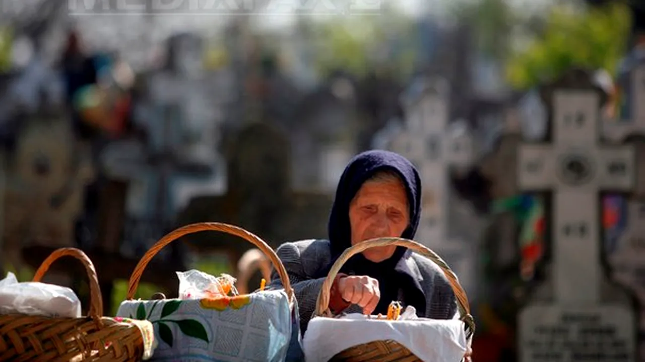 Moşii de Vară sau sâmbăta morţilor. În cănile pentru pomană se pune „o băutură curată”. Ritualul înainte de masă