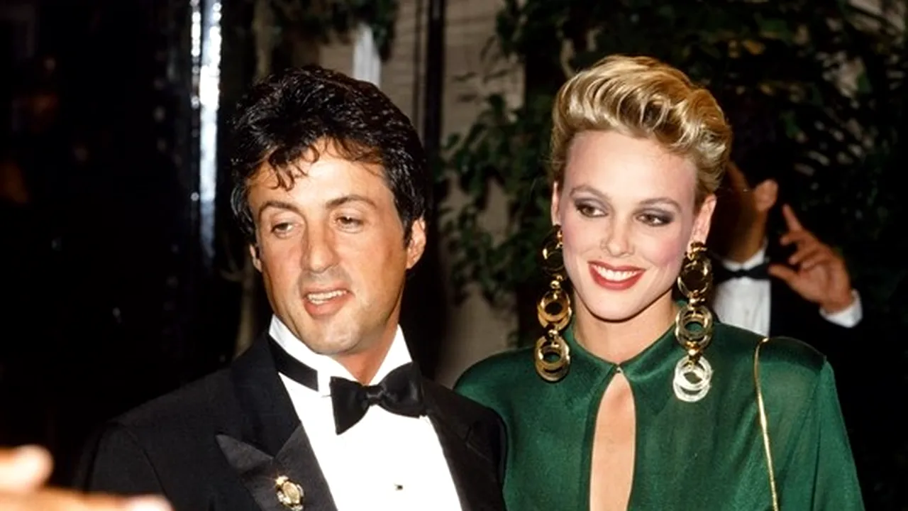 Cum arată fosta soţie a lui Sylvester Stallone. Fosta vedetă sexy a anilor ’80 este însărcinată la 54 de ani. Fotografie spectaculoasă 