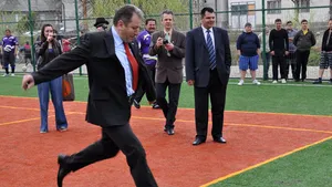 Şeful PSD Bistriţa-Năsăud, la costum şi cravată, a tras la poartă la inaugurarea unei baze sportive - FOTO