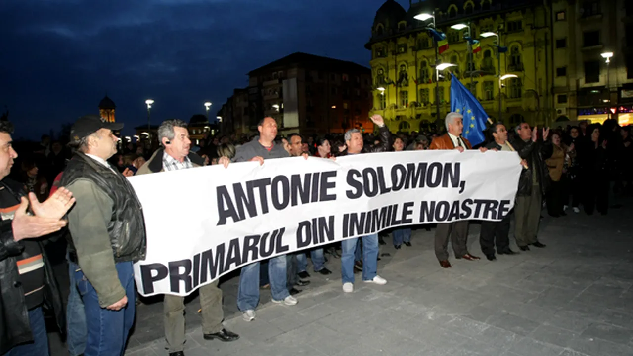 Sute de oameni la o manifestaţie de susţinere a primarului Craiovei