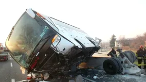 Au scăpat de război, au murit în trafic. Un autobuz cu zeci de femei şi copii care fugeau din Ucraina s-a răsturnat în Italia