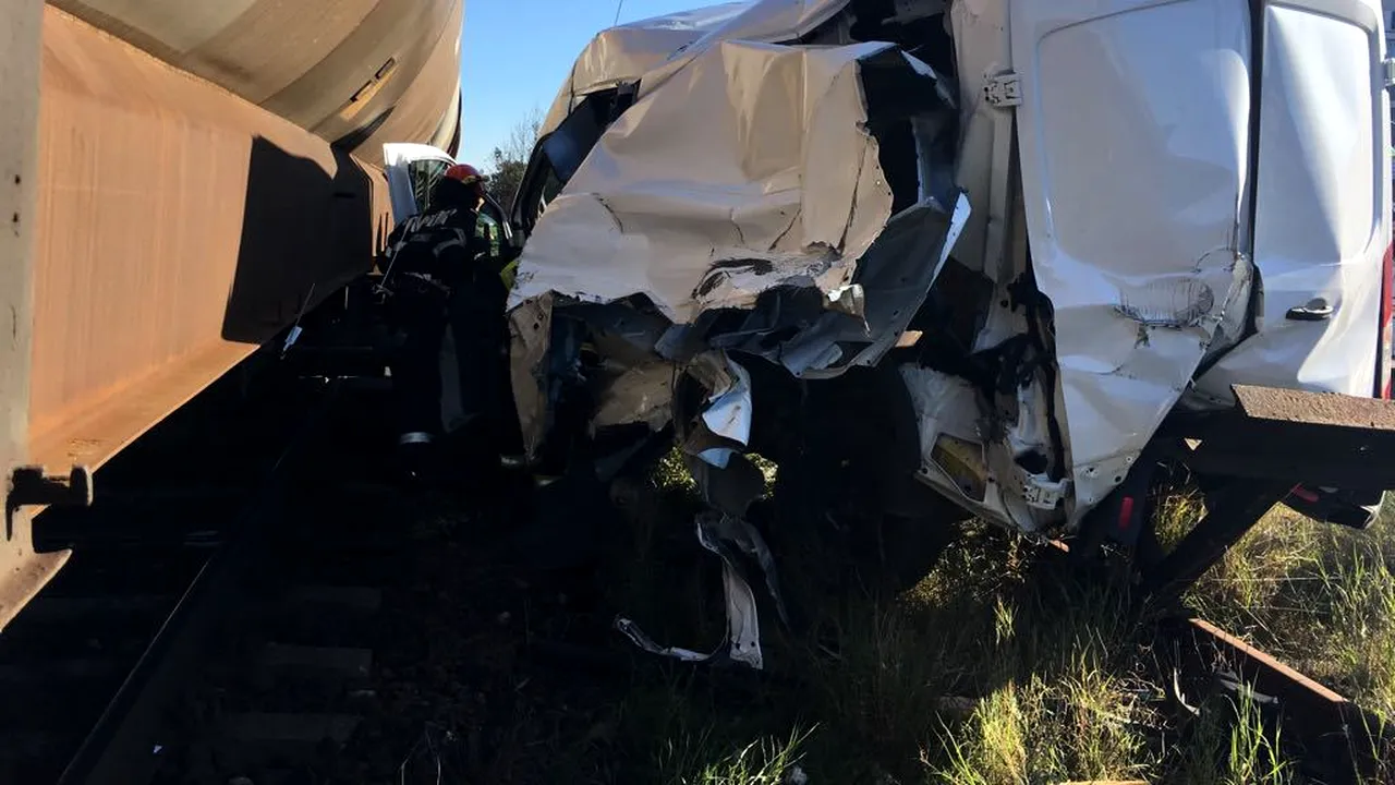 Accident feroviar la Braşov: Maşină de transport, lovită de un tren încărcat cu motorină 