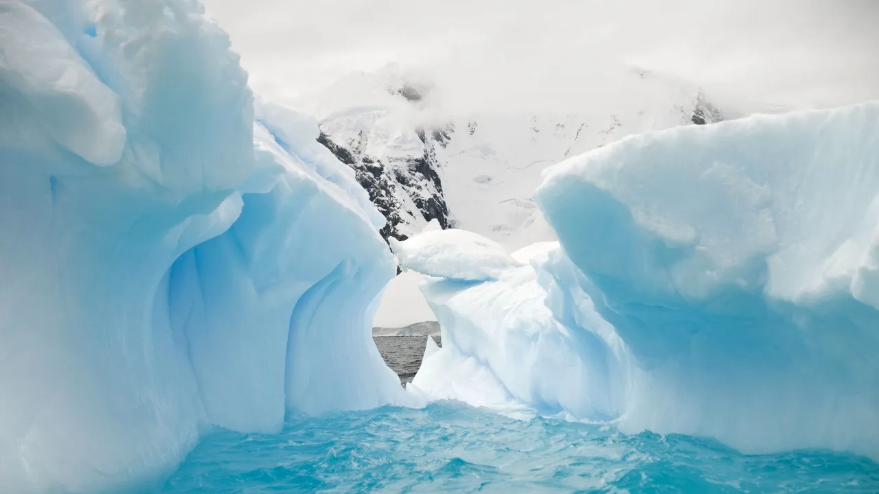 VIDEO Un iceberg de peste 1,2 kilometri pătraţi s-a desprins de Antarctica
