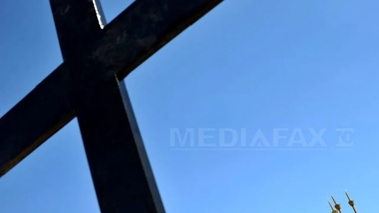 Expunerea crucilor şi sicrielor de către firmele de pompe funebre, INTERZISE într-un oraş din România