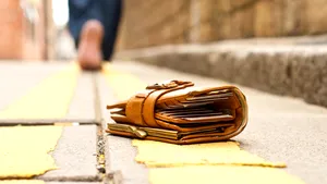 Un hunedorean care a găsit pe şosea un portofel l-a predat poliţiei, după ce s-a uitat în el. Ce a găsit, pe lângă documente