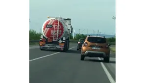 VIDEO La un pas de accident. Şofer de cisternă, filmat când depăşeşte peste linia continuă, în curbă. Cum l-au prins poliţiştii