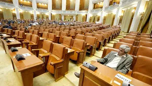 Eşec la Senat. Plenul convocat în sesiune pentru ordonanţele Tudose privind pensiile de serviciu şi plafonarea indemnizaţiilor pentru mame, suspendat din lipsă de cvorum, după 10 minute/ La Camera Deputaţilor, boicot şi controverse
