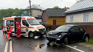 Accident pe DN17: O mașină a ieșit de pe șosea. Două persoane au fost transportate la spital