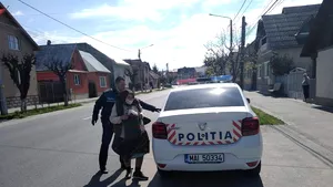 Imaginea săptămânii | O bătrânică a fost urcată în maşina de poliţie deşi avea declaraţia pe proprie răspundere. Povestea din spatele fotografiei