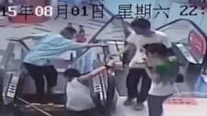 Un nou INCIDENT pe scara rulantă, într-un centru comercial din China - VIDEO