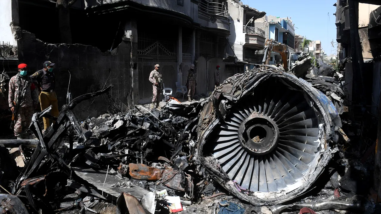 Accidentul aviatic din Pakistan în care au murit 97 de persoane a fost rezultatul unor erori umane/ Ministrul Aviaţiei: Piloţii au fost distraşi în timp ce vorbeau despre coronavirus