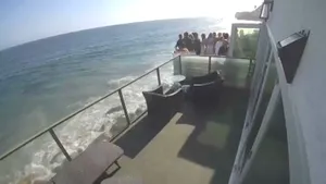 VIDEO Atenţie, cade! Momentul în care un balcon ticsit de invitaţi se prăbuşeşte pe stânci, în timpul unei petreceri