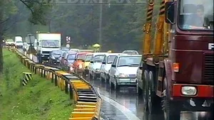 Se circulă în coloană pe Valea Prahovei, pe DN1, din cauza ploii şi a aglomeraţiei
