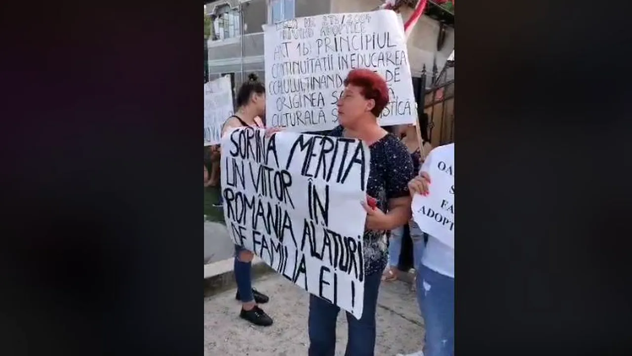 Nou protest la Baia de Aramă în cazul fetiţei ridicată de acasă pentru adopţie  | VIDEO