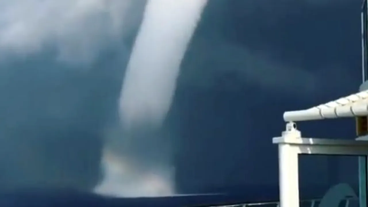 Tornadă impresionantă, filmată pe mare în apropiere de insula Santorini din Grecia