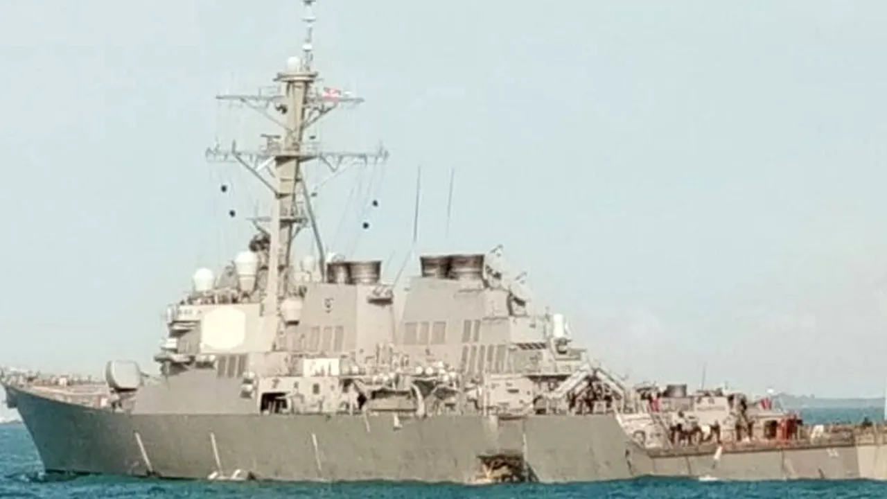 Un comandant din Forţele Navale ale SUA va fi înlăturat din funcţie după incidentul din Singapore, în urma căruia o navă americană de război s-a ciocnit cu un petrolier