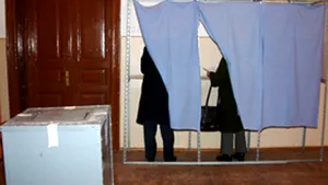 Aproximativ 18 milioane de alegători, aşteptaţi la urne duminică