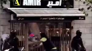 Momentul în care mai mulţi hoţi pe scutere dau o spargere la un magazin de bijuterii. Infractorii, prinşi cu ajutorul trecătorilor | VIDEO