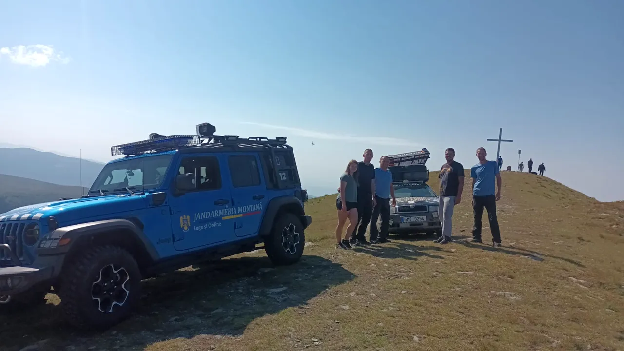 Turişti din Cehia, care au derapat pe un drum forestier, ajutaţi de jandarmii montani din Rânca