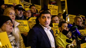 Simion, despre salutul făcut de Georgescu: Vreţi să vă arăt cu Crin Antonescu un salut identic?