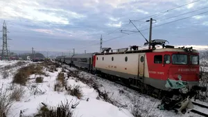 Accident cumplit la Suceava: Un tren a lovit o dubă în care erau două persoane. Una a murit. FOTO