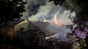 Incendiu la o pensiune din Cluj. S-a extins la două case din vecinătate, iar șase persoane s-au autoevacuat