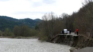 Ploi abundente în Covasna: O porţiune de drum s-a surpat