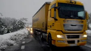 Cluj: Circulaţie îngreunată de zăpadă pe 39 de sectoare de drum