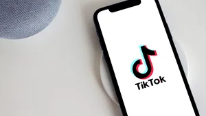 TikTok ia măsuri împotriva conturilor care publică exclusiv conținut generat de IA