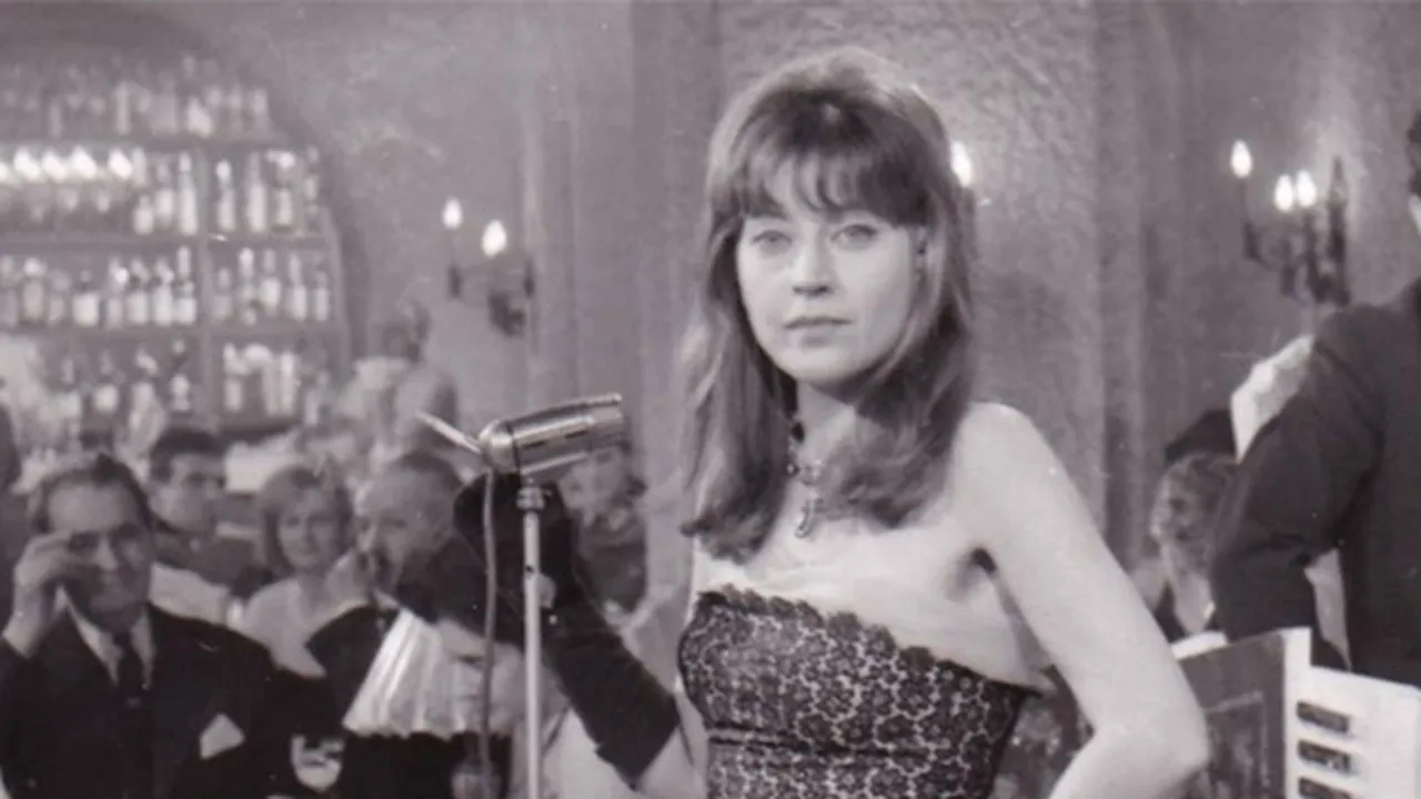 O poşetă care a fost purtată de actriţa Gina Patrichi la Festivalul de la Cannes din 1965, scoasă la licitaţie